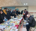 اهدای کتاب از طرف کتابخانه به دانشجویان در بخش جنبی جشواره پژوهش دانشکدگان فارابی_آذرماه ۱۴۰۳ 