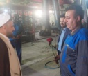 تبریک و اهدای شاخه گل توسط رئیس دانشکدگان فارابی دانشگاه تهران به کارگران زحمتکش در روز گرامیداشت روز کار و کارگر