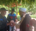 تبریک و اهدای شاخه گل توسط رئیس دانشکدگان فارابی دانشگاه تهران به کارگران زحمتکش در روز گرامیداشت روز کار و کارگر