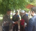 تبریک و اهدای شاخه گل توسط رئیس دانشکدگان فارابی دانشگاه تهران به کارگران زحمتکش در روز گرامیداشت روز کار و کارگر