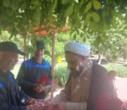 تبریک و اهدای شاخه گل توسط رئیس دانشکدگان فارابی دانشگاه تهران به کارگران زحمتکش در روز گرامیداشت روز کار و کارگر