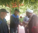 تبریک و اهدای شاخه گل توسط رئیس دانشکدگان فارابی دانشگاه تهران به کارگران زحمتکش در روز گرامیداشت روز کار و کارگر