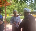 تبریک و اهدای شاخه گل توسط رئیس دانشکدگان فارابی دانشگاه تهران به کارگران زحمتکش در روز گرامیداشت روز کار و کارگر