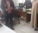 تبریک و اهدای شاخه گل توسط رئیس دانشکدگان فارابی دانشگاه تهران به استادان و همیاران آموزشی در روز گرامیداشت روز معلم و مقام استاد