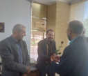 تبریک و اهدای شاخه گل توسط رئیس دانشکدگان فارابی دانشگاه تهران به استادان و همیاران آموزشی در روز گرامیداشت روز معلم و مقام استاد