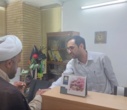 تبریک و اهدای شاخه گل توسط رئیس دانشکدگان فارابی دانشگاه تهران به استادان و همیاران آموزشی در روز گرامیداشت روز معلم و مقام استاد