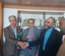 تبریک و اهدای شاخه گل توسط رئیس دانشکدگان فارابی دانشگاه تهران به استادان و همیاران آموزشی در روز گرامیداشت روز معلم و مقام استاد