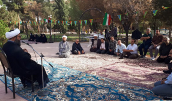 برگزاری مراسم قرائت زیارت پر فیض عاشورا در جوار مزار شهید خوش همزمان با سومین روز از هفته جنگ