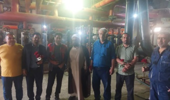 تبریک و اهدای شاخه گل توسط رئیس دانشکدگان فارابی دانشگاه تهران به کارگران زحمتکش در روز گرامیداشت روز کار و کارگر