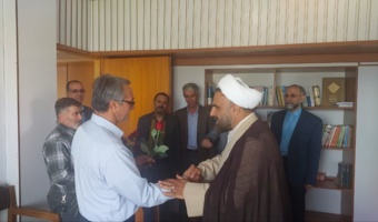 تبریک و اهدای شاخه گل توسط رئیس دانشکدگان فارابی دانشگاه تهران به استادان و همیاران آموزشی در روز گرامیداشت روز معلم و مقام استاد