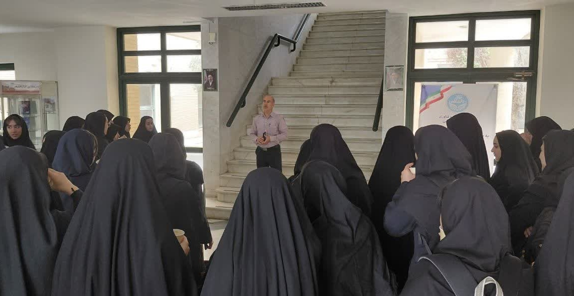 بازدید دانش‌آموزان دبیرستان دخترانه ایزدی قم از دانشکدگان فارابی دانشگاه تهران