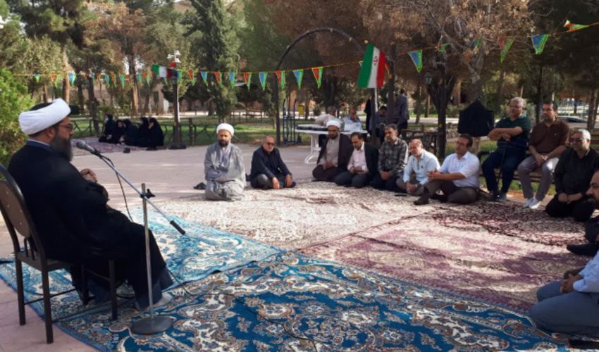 برگزاری مراسم قرائت زیارت پر فیض عاشورا در جوار مزار شهید خوش همزمان با سومین روز از هفته جنگ