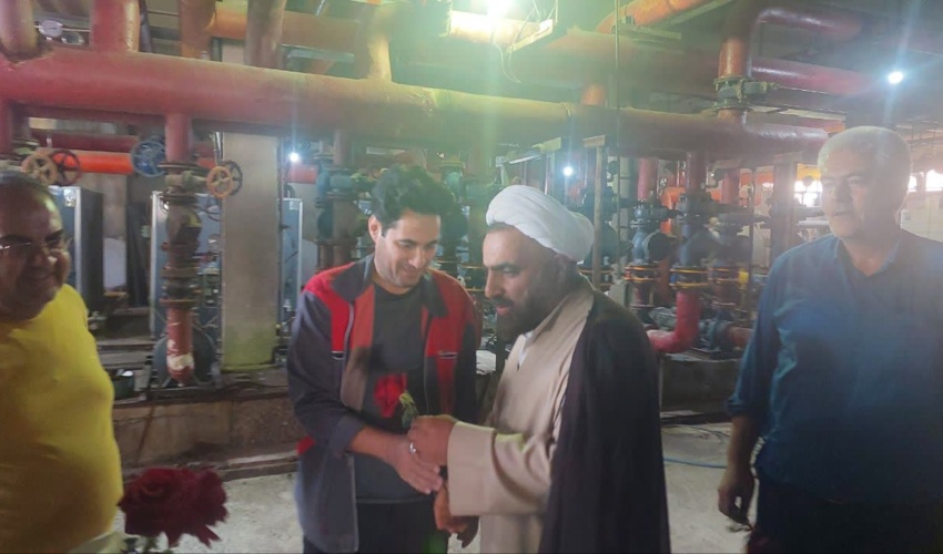 تبریک و اهدای شاخه گل توسط رئیس دانشکدگان فارابی دانشگاه تهران به کارگران زحمتکش در روز گرامیداشت روز کار و کارگر