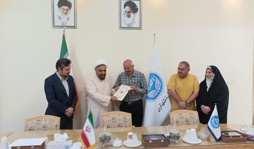 تقدیر دانشکدگان فارابی دانشگاه تهران از جناب آقای گرجی، رئیس سابق اداره بازنشستگی دانشگاه تهران